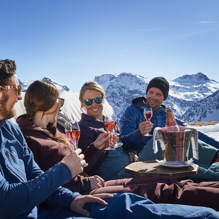 Liegestuhl auf der Carmennahütte | © Arosa Tourismus / Nina Hardegger-Mattli