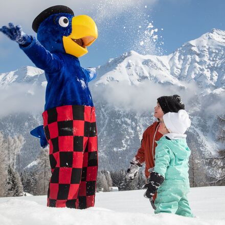 Globi mit Kindern im Schnee in Lenzerheide, Graubünden, Schweiz | © Sundroina Pictures / Ferienregion Lenzerheide