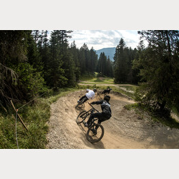 Downhill-Biker:innen auf der FLOWline im Bike Kingdom Park Lenzerheide | © Nathan Hughes