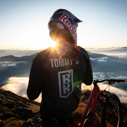 Bike Kingdom Tommy G bei Sonnenaufgang | © Sterling Lorence Photography